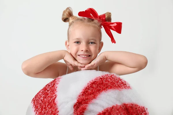 Leuk Klein Meisje Verkleed Als Snoep Een Witte Achtergrond Kerstpak — Stockfoto