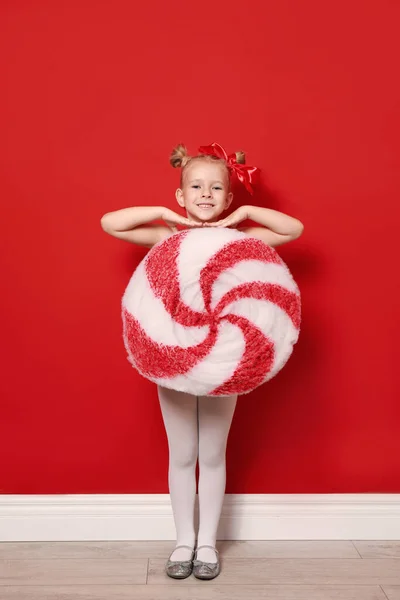 Мила Дівчинка Одягнена Цукерка Біля Червоної Стіни Різдвяний Костюм — стокове фото