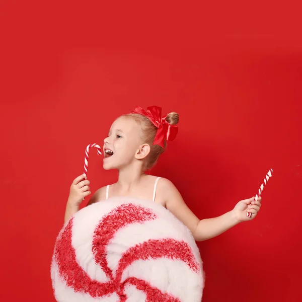 Leuk Klein Meisje Verkleed Als Snoep Met Snoep Rode Achtergrond — Stockfoto