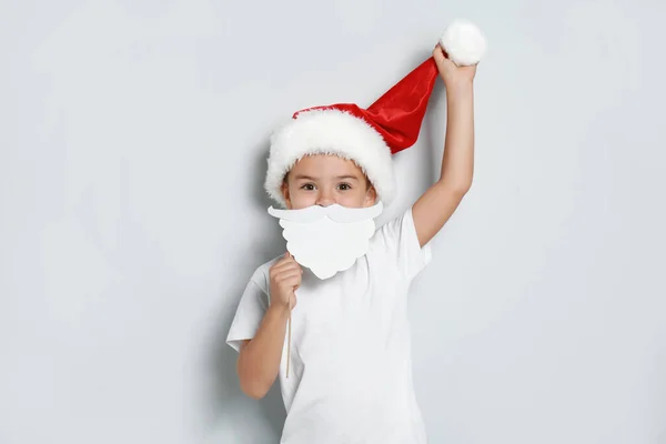 Carino Bambino Con Cappello Babbo Natale Barba Bianca Puntello Sfondo — Foto Stock