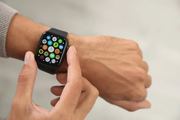 Mykolaiv Ukraine Október 2019 Ember Apple Watch Fény Háttér Közelkép — Stock Fotó