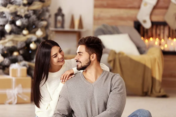 Pareja Feliz Sala Estar Decorada Para Navidad — Foto de Stock