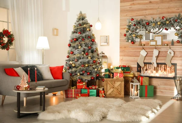 客厅里美丽的圣诞树 喜庆的内部 — 图库照片