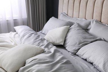 Yumuşak battaniyeli rahat yatak ve kapalı yastıklar, yakın çekim