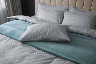 Yumuşak battaniyeli rahat yatak ve kapalı yastıklar, yakın çekim