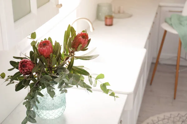 Bouquet Dengan Indah Protea Bunga Meja Dapur Ruang Untuk Teks — Stok Foto