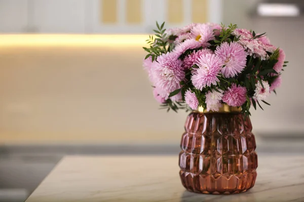 Vas Dengan Bunga Krisan Yang Indah Atas Meja Dapur Ruang — Stok Foto