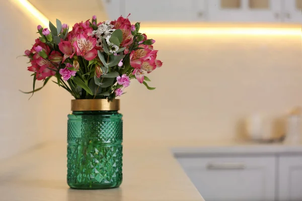 Vase Avec Belle Alstroemeria Sur Comptoir Dans Cuisine Espace Pour — Photo