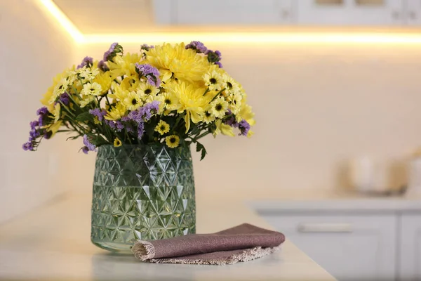 Mutfaktaki Tezgahın Üstünde Güzel Kasımpatı Çiçekleri Olan Vazo Metin Için — Stok fotoğraf