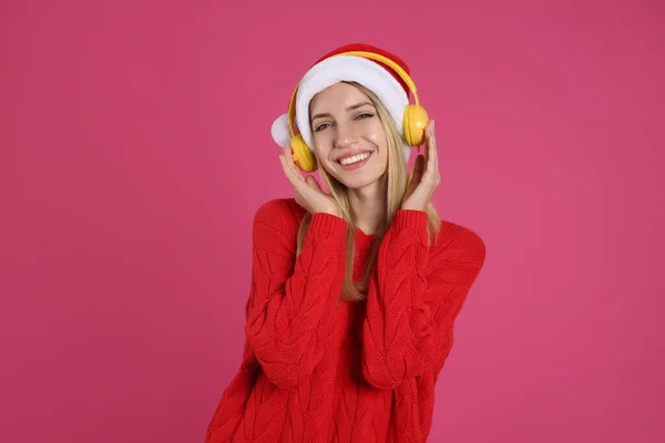 Szczęśliwa Kobieta Słuchawkami Różowym Tle Muzyka Świąteczna — Zdjęcie stockowe