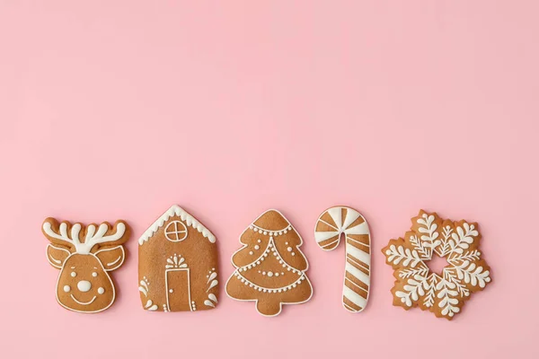 Diferentes Biscoitos Gengibre Natal Fundo Rosa Flat Lay Espaço Para — Fotografia de Stock