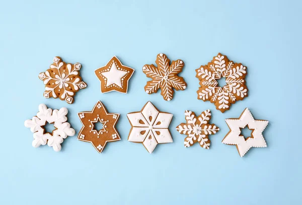 Galletas Pan Jengibre Forma Copo Nieve Navidad Sobre Fondo Azul —  Fotos de Stock