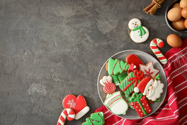 灰色のテーブルの上においしい自家製クリスマスクッキーとフラットレイアウト組成物 テキストのスペース — ストック写真