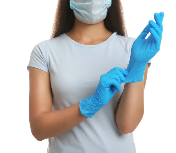 Mujer Con Mascarilla Protectora Poniéndose Guantes Médicos Sobre Fondo Blanco —  Fotos de Stock