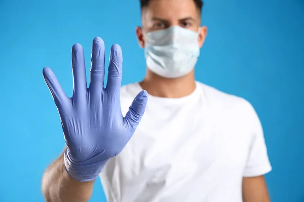 Man Skyddande Ansiktsmask Och Medicinska Handskar Visar Stop Gest Mot — Stockfoto