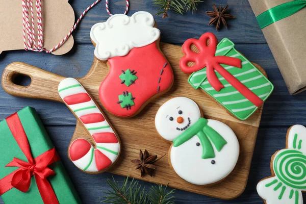 Galletitas Navidad Decoradas Mesa Madera Azul Plano —  Fotos de Stock