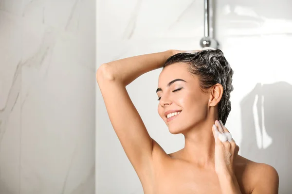 Gyönyörű Fiatal Aki Otthon Mossa Haját Zuhanyzóban Szöveg Helye — Stock Fotó