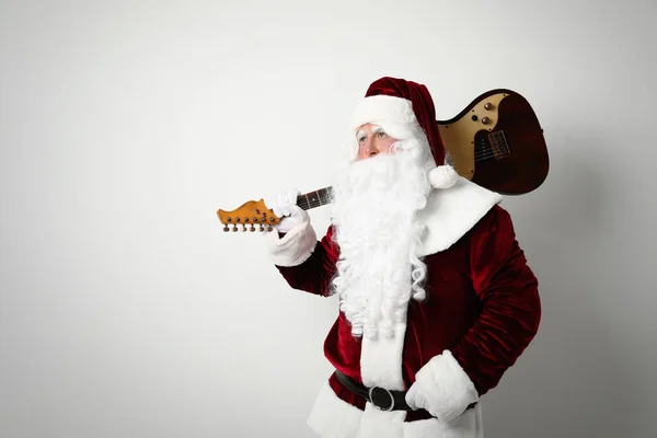 Święty Mikołaj Gitarą Elektryczną Jasnym Tle Miejsce Tekst Muzyka Świąteczna — Zdjęcie stockowe