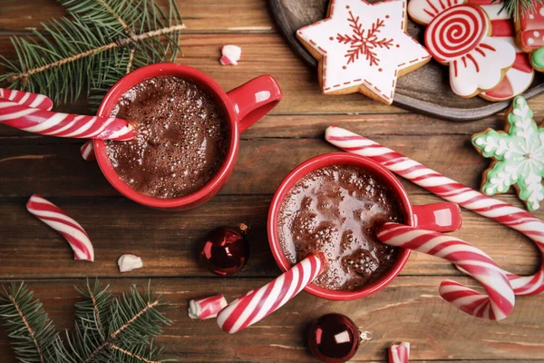 Composición Plana Con Copas Chocolate Caliente Bastones Caramelo Navidad Mesa — Foto de Stock