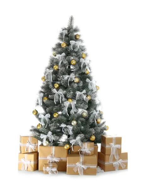 Schön Geschmückter Weihnachtsbaum Und Geschenke Auf Weißem Hintergrund — Stockfoto