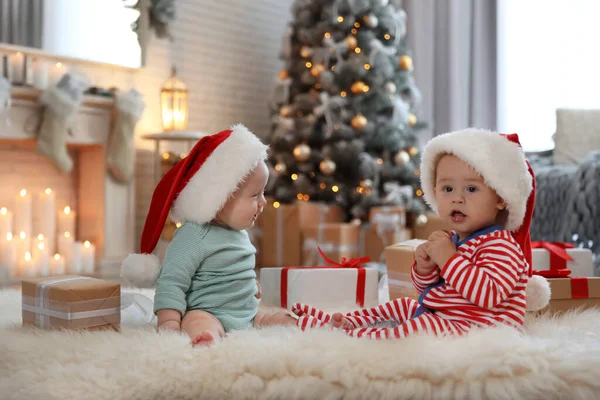 Cute Dzieci Santa Kapelusze Podłodze Pokoju Choinką — Zdjęcie stockowe