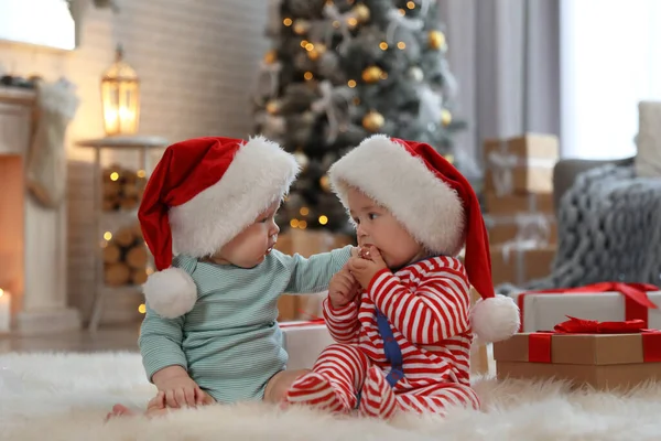 모자를 아이들이 크리스마스 트리를 바닥에 — 스톡 사진
