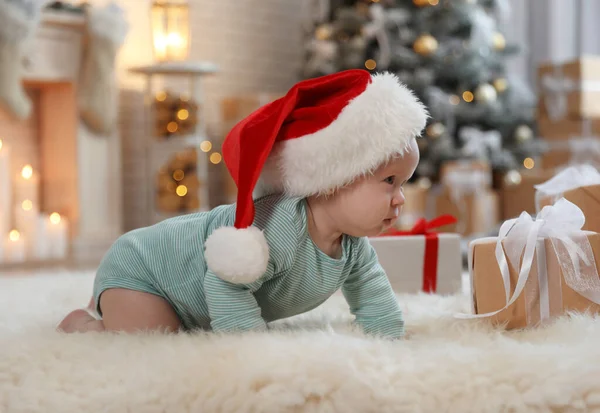Słodkie Dziecko Kapeluszu Mikołaja Czołgające Się Podłodze Pierwsze Święta — Zdjęcie stockowe