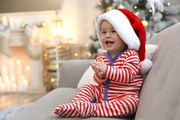 Bébé Mignon Chapeau Père Noël Assis Sur Canapé Maison Fête — Photo