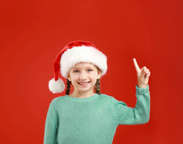 Criança Feliz Com Chapéu Pai Natal Fundo Vermelho Celebração Natal — Fotografia de Stock