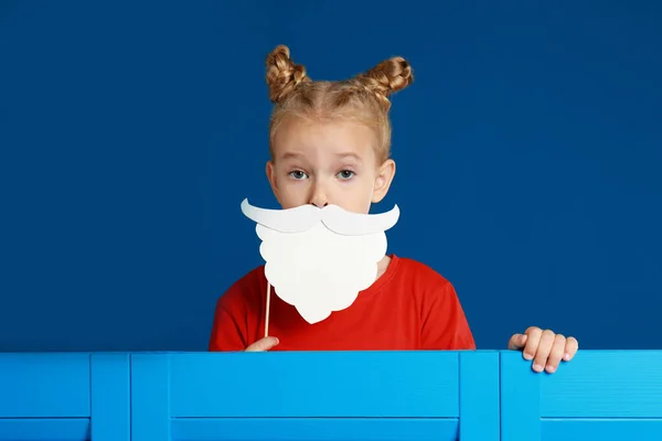 Милая Маленькая Девочка Реквизитом Санта Борода Синем Фоне Праздник Рождества — стоковое фото