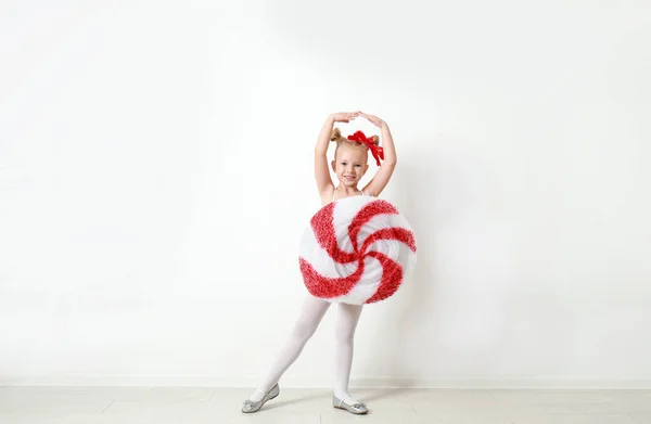 Roztomilá Holčička Oblečená Jako Bonbón Bílé Zdi Vánoční Oblek — Stock fotografie