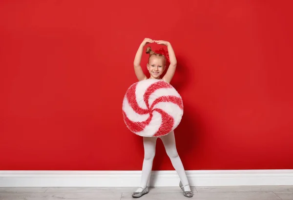 Jolie Petite Fille Habillée Bonbons Près Mur Rouge Costume Noël — Photo