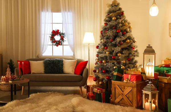 Frumos Brad Crăciun Camera Interior Festiv — Fotografie, imagine de stoc