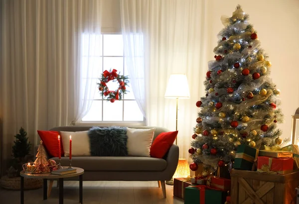 Prachtige Kerstboom Woonkamer Feestelijke Inrichting — Stockfoto