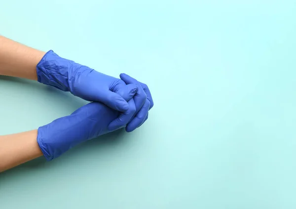 Человек Медицинских Перчатках Голубом Фоне Вид Сверху Пространство Текста — стоковое фото