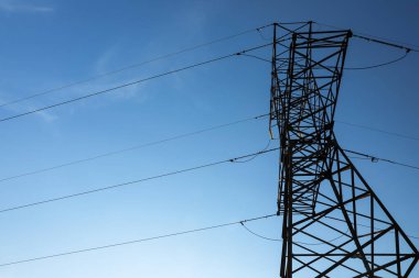 Güzel mavi gökyüzüne karşı yüksek voltaj kulesi, alçak açı