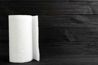 Tahta masa üzerinde kağıt havlu rulosu, metin için boşluk