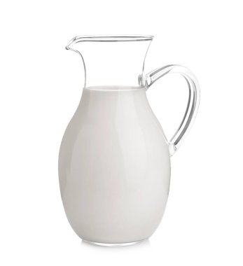 Bir sürahi taze süt izole edilmiş beyaz