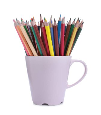 Beyaz arka planda pembe bardaktaki renkli kalemler