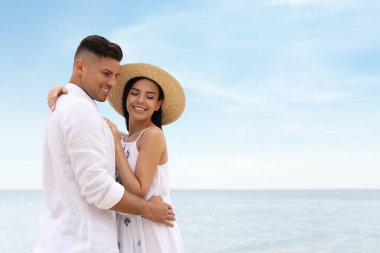 Deniz kenarında güzel bir çift birlikte vakit geçiriyorlar. Metin için boşluk