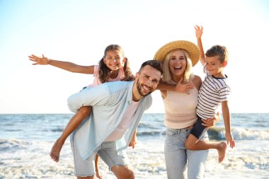 Deniz kenarında mutlu bir aile. Yaz tatili
