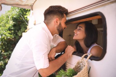 Mutlu çift karavan parkında birlikte vakit geçiriyor. Kamp sezonu