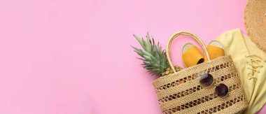 Pembe arka planda kamış çantalı düz kompozisyon.