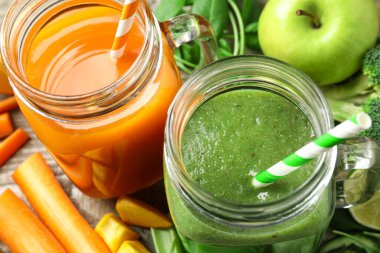 Lezzetli sebze suları ve taze malzemeler masada, yakın plan.