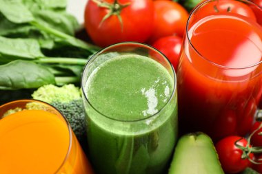 Arka plan olarak lezzetli sebze suları ve taze malzemeler, yakın plan.