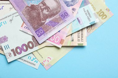 Açık mavi arka planda Ukrayna parası, düz yatıyordu