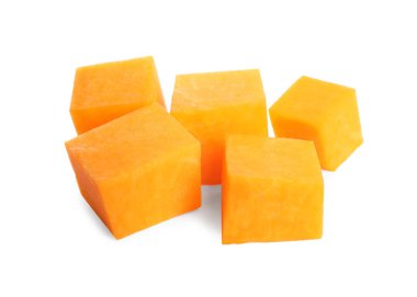 Beyaz arka planda olgun turuncu balkabağı parçaları