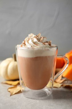 Gri masada lezzetli balkabaklı latte, yakın plan.