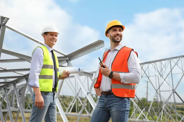 Ingegneri Professionisti Che Lavorano All Installazione Sottostazioni Elettriche All Aperto — Foto Stock