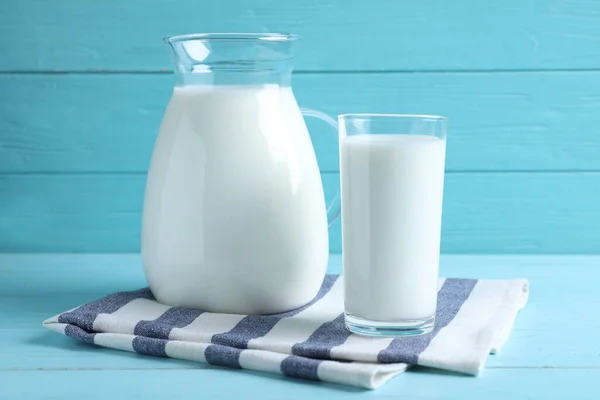 Kanna Och Glas Med Färsk Mjölk Ljusblått Träbord — Stockfoto